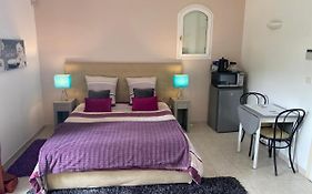 Chambre spacieuse indépendante dans villa plus parking privée
